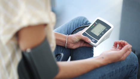 Eine-Frau-überprüft-Zu-Hause-Ihren-Blutdruck