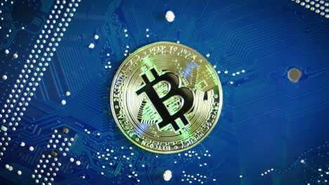 Einzelner-Bitcoin-Auf-Rotierendem-Computer-Blueboard,-Mining-Bitcoins-Konzept,-Top-Down-Aufnahme