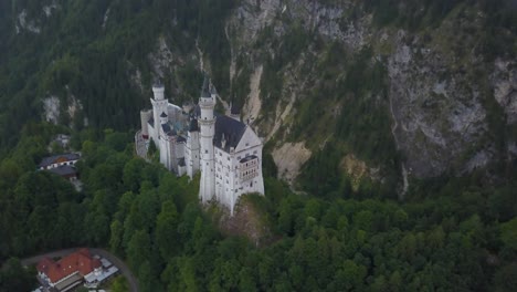 Castillo-De-Neuschwanstein-Con-Montañas-De-Fondo,-Baviera-En-Alemania