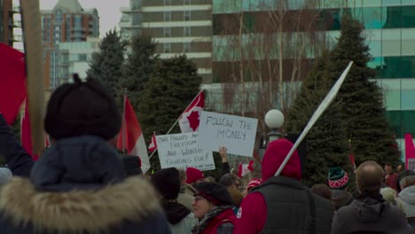 Schilder-In-Menschenmenge-Protestieren-In-Calgary-In-Zeitlupe,-5.-Februar-2022