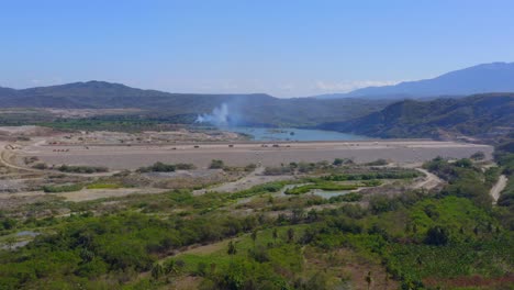 Panorama-Luftaufnahme-Des-Baus-Der-Presa-Monte-Grande-Staudammmauer-In-Der-Dominikanischen-Republik,-Die-Gerade-Fertiggestellt-Wird