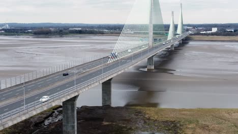 Mersey-Gateway-Wahrzeichen-Luftaufnahme-über-Mautpflichtiger-Hängebrücke,-Kabelverbindung,-Flussüberquerung
