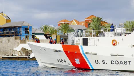 Das-Schiff-Der-US-Küstenwache-Robert-Yered-Verlässt-Den-Hafen-Von-Willemstad-Auf-Der-Karibikinsel-Curaçao