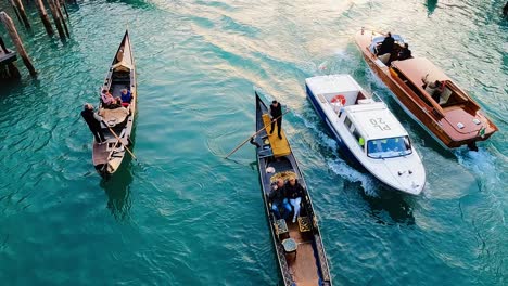 Vista-De-ángulo-Alto-De-Góndolas-En-Movimiento-Con-Turistas-Y-Barcos-En-El-Canal-De-Venecia,-Venecia-En-Italia