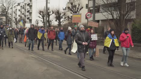 Pueblo-Noruego-Protestando-En-Las-Calles-De-Oslo,-Noruega-Contra-La-Invasión-De-Rusia-Sobre-Ucrania