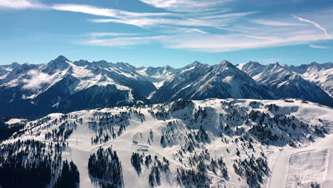 Ein-Im-Winter-Schneebedeckter-Berggipfel