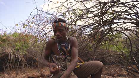 Afrikanischer-Stammesmann-Am-Lagerfeuer,-Der-Cannabis-Raucht