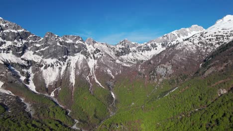 Farbenfroher-Bergpanoramablick-Auf-Das-Alpental-Im-Frühling