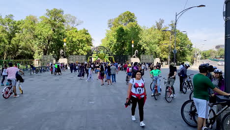 timelapse-at-chapultepec-main-entrance-during-spring-fest