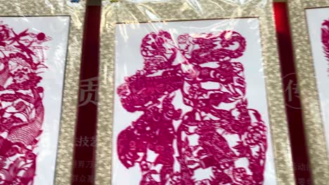 Lokal-Organisierte-Chinesische-Festfeier-Mit-Leuchtend-Roter-Chinesischer-Kalligrafie