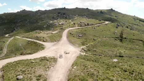 Toyota-Jeep-Está-Conduciendo-A-Través-Del-Increíble-Paisaje-En-Las-Montañas-De-Portugal-4k-Drone-Shot-Cinematic