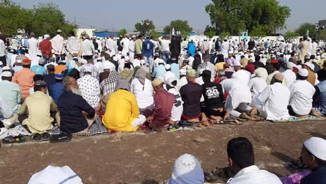 Ein-Muslimisches-Volk,-Das-Das-Eid-ul-Fitr-Gebet-Oder-Namaz-Am-Eid-Gah-In-Indien-Verrichtet