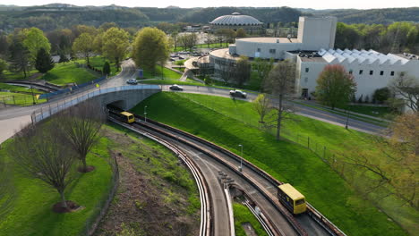 Persönliche-Schnellbahnwagen-Fahren-Auf-Gleisen-An-Der-West-Virginia-University-Vorbei