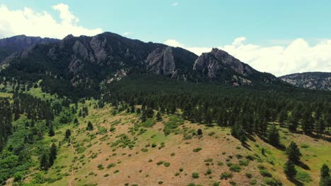 Aerial-Falling-Shot-of-Amazing-Mountains,-Colorado-Springs,-USA,-Drone-View