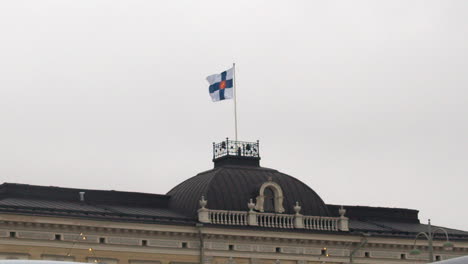 Die-Finnische-Staatsflagge-Weht-Auf-Dem-Dach-Des-Gebäudes-Des-Obersten-Gerichtshofs-Finnlands