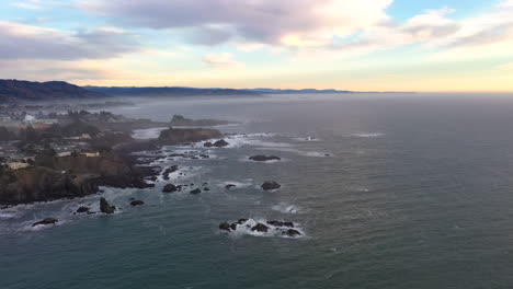 Panorama-Luftaufnahme-Von-Brookings,-Küste-Von-Oregon-Bei-Sonnenuntergang