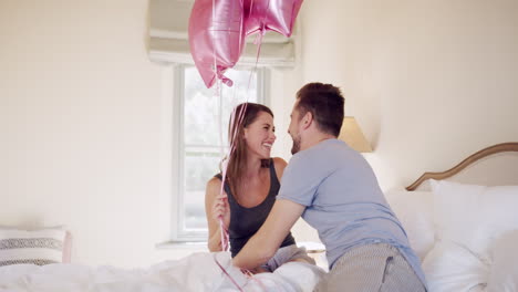 Ein-Junger-Mann-überrascht-Seine-Frau-Mit-Luftballons