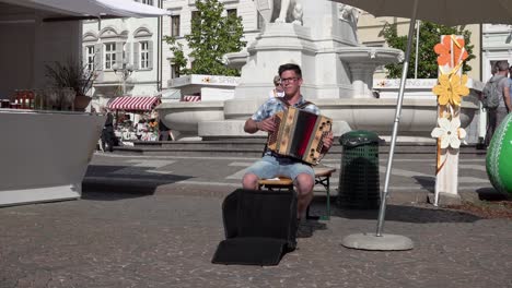 Ein-Akkordeonspieler,-Der-Während-Des-Jährlichen-Ostermarktes-In-Bozen,-Südtirol,-Italien,-öffentlich-Auftritt