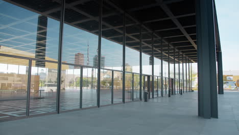 Große-Glasfenster-Der-Neuen-Nationalgalerie-Berlin-Mit-Reflexionen