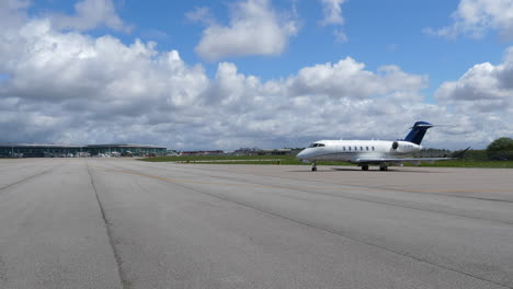 Bombardier-Challenger-350-Business-Jet-Geparkt-Auf-Dem-Rollfeld-Des-Flughafens-Porto-In-Vila-Nova-Da-Telha,-Portugal