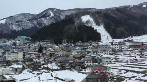 Japanische-Wohnhäuser-In-Der-Skistadt-Nozawa-Onsen-In-Nagano,-Japan-Im-Winter