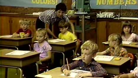 Lehrer-Unterrichtet-1982-Ein-Kind-Im-Klassenzimmer