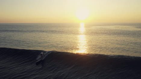 Bei-Sonnenuntergang-Zu-Surfen-Muss-Das-Schönste-Gefühl-Sein