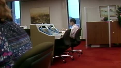 1983-Mujer-Y-Hombre-Trabajando-En-Un-Centro-De-Llamadas-Telefónicas