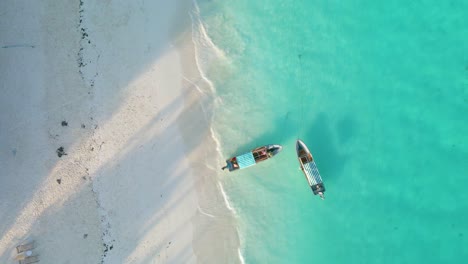 Nungwi-Beach,-Sansibar---Tansania---18.-Juni-2022---Boote-Auf-Dem-Indischen-Ozean-An-Einem-Sonnigen-Bewölkten-Tag-Bei-Sonnenaufgang