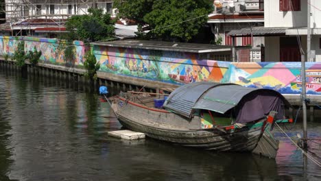 Longtail-Boot-Liegt-Am-Kanal-In-Bangkok