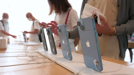 Los-Nuevos-Modelos-De-Iphone-14-Se-Exhiben-En-Una-Tienda-Oficial-De-Apple-Mientras-Los-Compradores-Los-Prueban-Durante-El-Día-Del-Lanzamiento-De-La-Nueva-Serie-Iphone-14-En-Hong-Kong