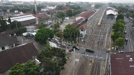 Luftaufnahme,-Starker-Verkehr-Durch-Den-Bahnübergang-Neben-Dem-Bahnhof-Lempuyangan-In-Yogyakarta