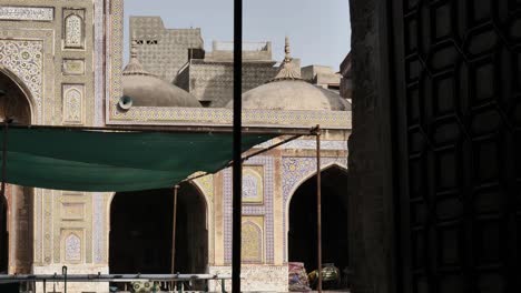 Blick-Auf-Die-Torbögen-Zur-Wazir-Khan-Moschee-In-Lahore,-Pakistan