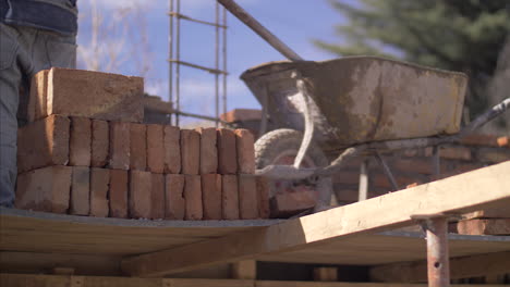 Worker-constucting-a-brick-wall-in-4K