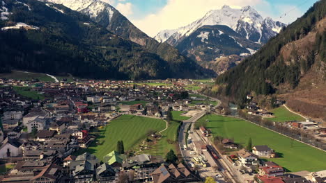 Malerisches-Dorf-In-Den-Alpen