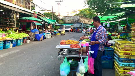 Una-Foto-De-Un-Hombre-Vendiendo-Comida-Callejera-En-Bangkok,-Tailandia