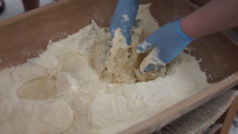 Draufsicht-Auf-Die-Traditionelle-Herstellung-Von-Brot-In-Einer-Bäckerei-Durch-Mischen-Und-Kneten-Von-Hand