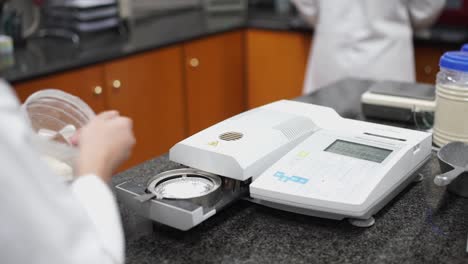 Zur-Prüfung-Der-Mehlqualität-Wird-Eine-Mehlprobe-In-Ein-Tablett-Einer-Labormaschine-Gegeben