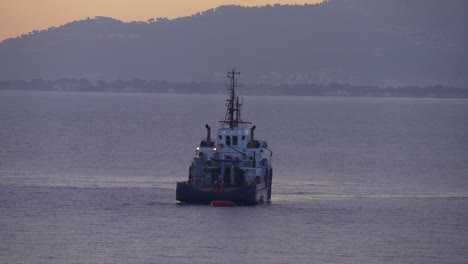BSAD-Ailette-Französisches-Hilfsschiff,-Besatzung-Befestigt-Schiff-Am-Ankerpunkt
