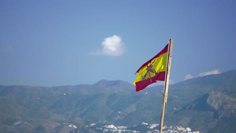 Bandera-Española-En-Un-Poste-De-Madera-Ondeando-A-Cámara-Lenta