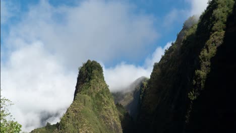 Timelapse-De-Nubes-Moviéndose-Sobre-La-Aguja-Iao-En-Maui-Hawaii