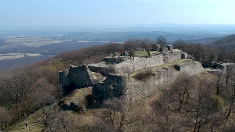 Luftaufnahme-Der-Ruinen-Von-Drégelyvár-Mit-Den-Dörfern-Und-Ländereien-Des-Kreises-Im-Hintergrund-In-Drégelypalánk,-Nógrád,-Ungarn-Im-Frühling