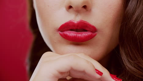 Nichts-Strahlt-Mehr-Glamour-Aus-Als-Hinreißender-Roter-Lippenstift