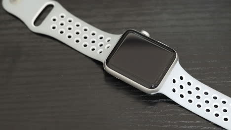 Close-up-of-the-Apple-Watch-series-2-with-the-sport-band