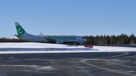 Avión-Transavia-Rodando,-Día-Claro-Aeropuerto-Kittila,-Laponia,-Finlandia