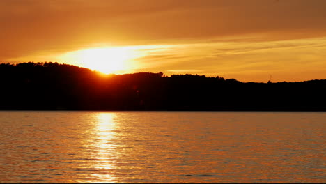 Dies-Ist-Ein-Zeitraffer-Des-Sonnenuntergangs-über-Einem-See