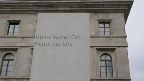Nahaufnahme:-Schild-Vor-Dem-Nationalsozialismus-Dokumentationszentrum-In-München