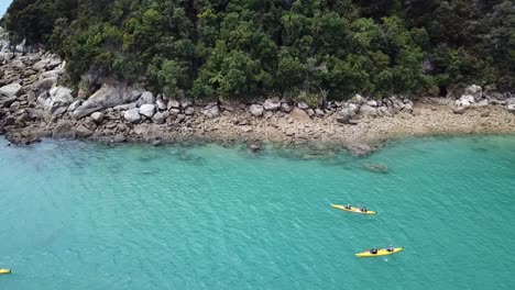 Drone-view-of-kayaking-at-Abel-Tasman-National-Park,-New-Zealand
