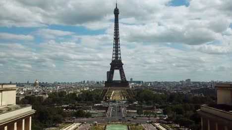 Reveal-shot-of-the-Eiffel-Tower-in-Paris,-France