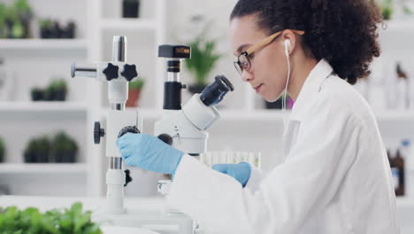 Ciencia,-Investigación-Ecológica-Y-Microscopio-De-Uso-Femenino